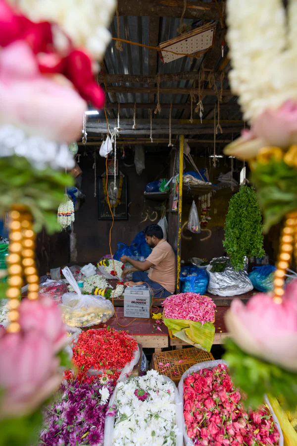 Preparing flower wreaths